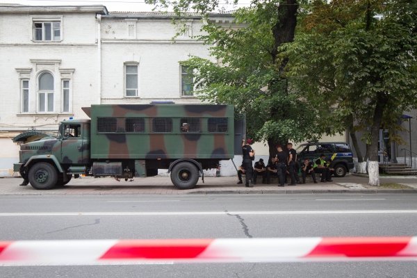 Силовики заблокировали офис ОУН в Киеве, возле прошел крестный ход УПЦ МП
