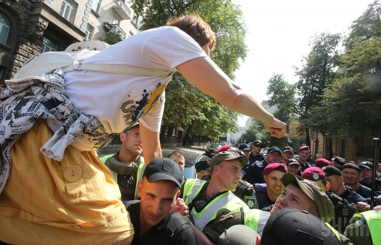 Потасовка сторонников экс-губернатора Одесской области Михаила Саакашвили с полицией  около АПУ