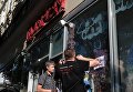 Магазин Roshen во Львове обклеили антипрезидентскими лозунгами