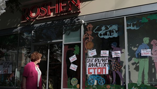Магазин Roshen во Львове обклеили антипрезидентскими лозунгами