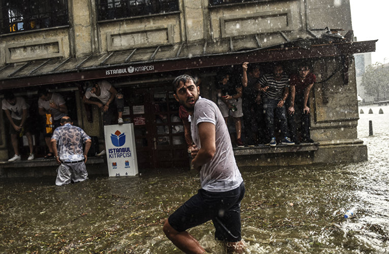 Последствия сильного ливня в Стамбуле