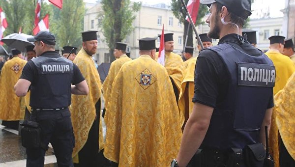 Полиция во время Крестного хода в Киеве