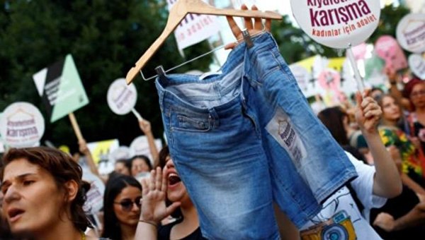 Протест против традиционной одежды в Стамбуле