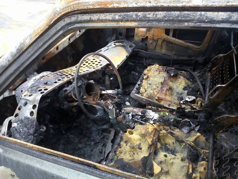 Где сгорели машины. Машина сгорела в Когалыме. Машина с выгоревшим капотом.