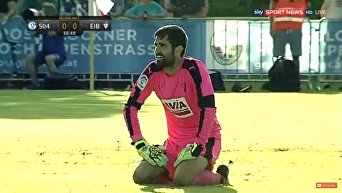 Испанский футболист забил невероятно курьезный автогол с центра поля
