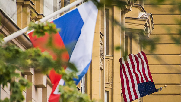 Флаг США и флаг России