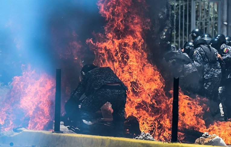 Мощный взрыв на акции протеста в Каракасе: пострадали военные и полиция