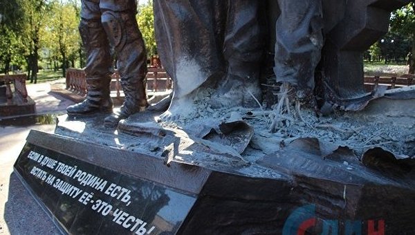 Последствия подрыва памятника в центре Луганска в сентябре 2016 года