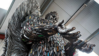Британский скульптор создал фигуру ангела со 100 тысяч ножей