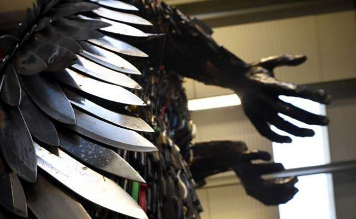 Британский скульптор создал фигуру ангела со 100 тысяч ножей