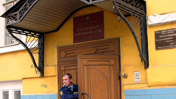 Охранник у входа в здание Басманного суда. Архивное фото