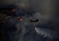 Вертолет Chinook тушит масштабный лесной пожар недалеко от Афин.