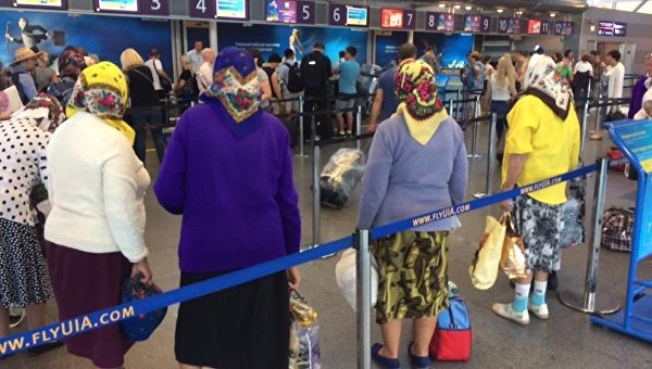 Пенсионерки в аэропорту Борисполь ожидают рейс на Будапешт