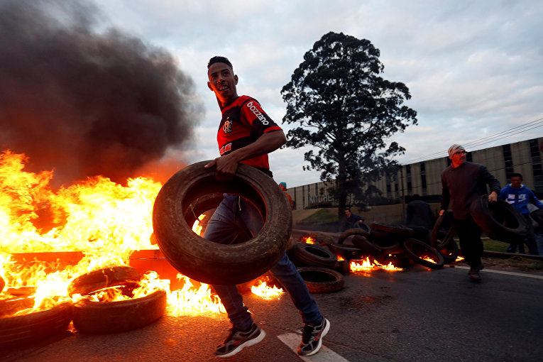 Активисты устроили горящую баррикаду на шоссе во время протеста против президента Мишела Темера в Сан-Паулу.