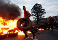 Активисты устроили горящую баррикаду на шоссе во время протеста против президента Мишела Темера в Сан-Паулу.