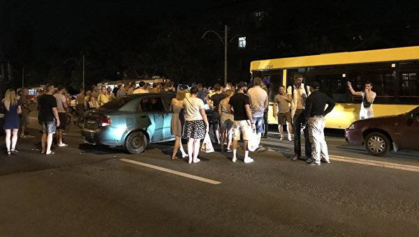 Люди перекрыли Харьковское шоссе в Киеве