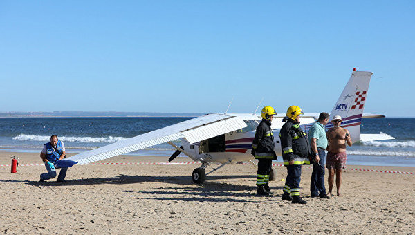 На португальском пляже аварийно сел самолет