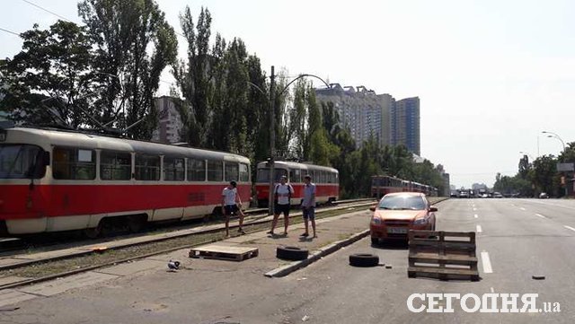 В Киеве протестующие перекрыли Харьковское шоссе