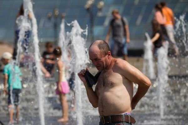 Киевляне спасаются от жары в фонтанах на Майдане Незалежности