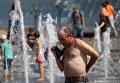 Киевляне спасаются от жары в фонтанах на Майдане Незалежности