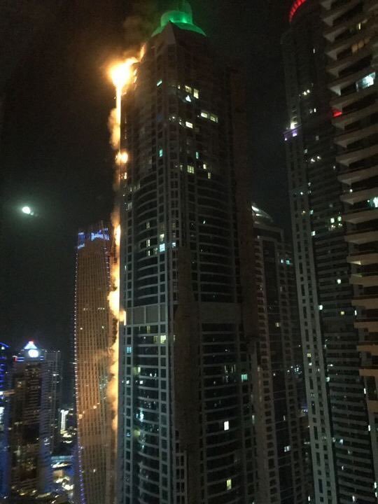 Небоскреб Torch загорелся в Дубае