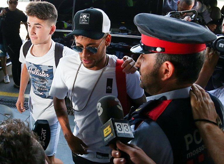 Бразильский футболист Неймар покидает Барселону