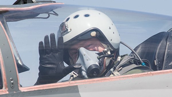 Петр Порошенко совершил полет на истребителе МИГ-29