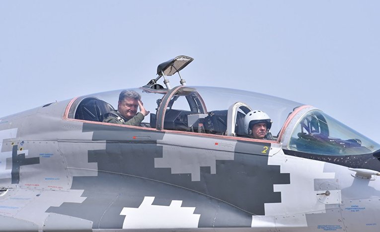 Петр Порошенко совершил полет на истребителе МИГ-29