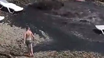 На пляже в Сочи людей распугал гейзер из канализации