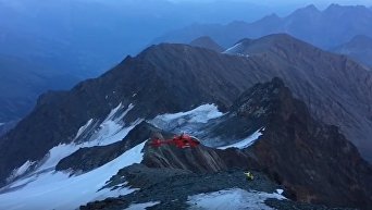 Спасая альпиниста в Альпах, разбился вертолет. Видео