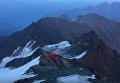 Спасая альпиниста в Альпах, разбился вертолет. Видео