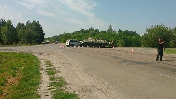 В Ровенской области военный БТР столкнулся с микроавтобусом