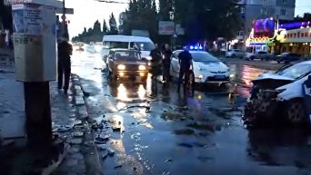 Из-за дождя автомобиль патрульных влетел в столб в Николаеве. Видео