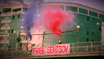 Акция участниц Pussy Riot в поддержку Сенцова в РФ