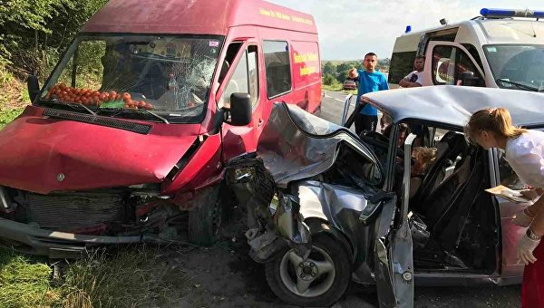 В Тернопольской области произошло лобовое столкновение автомобилей, два человека погибли на месте