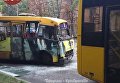 В Киеве маршрутка протаранила троллейбус