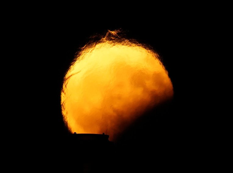 Взгляд на восходящую луну во время частичного затмения на Мальте