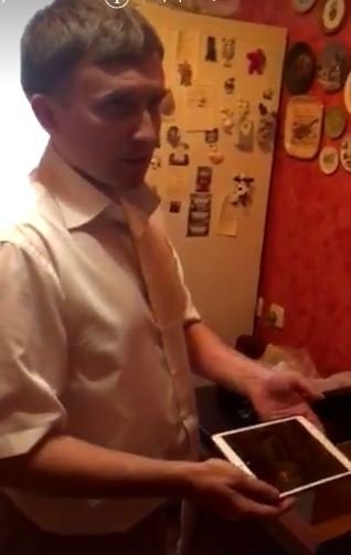 Изымают iPad дома у журналиста Страны