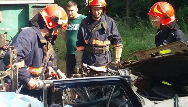 Автомобиль попал под поезд Киев-Ворохта