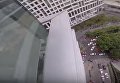 Россиянин без страховки залез на крышу 120-метрового небоскрёба в Мехико