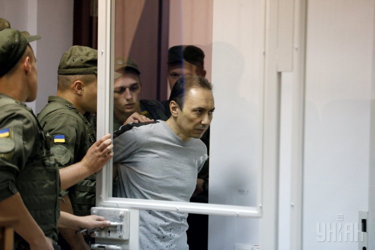 Подозреваемый в госизмене полковник ВСУ Иван Безъязыков останется под стражей до 8 октября. На фото - заседание суда 9 августа.