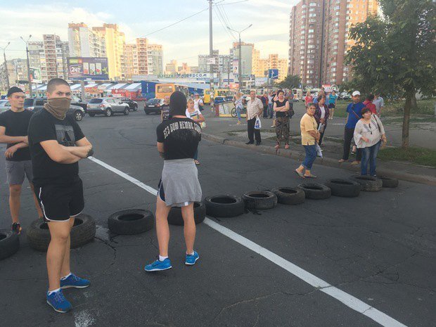Перекрытие улицы Ревуцкого на киевских Позняках из-за строительства АЗС, 9 августа 2017