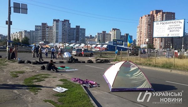 В Киеве противники застройки перекрыли движение и начали строить баррикады