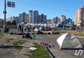 В Киеве противники застройки перекрыли движение и начали строить баррикады