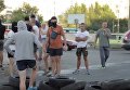 В Киеве титушки в масках перекрыли дорогу. Видео