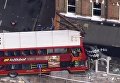 Двухэтажный автобус протаранил магазин в Лондоне. Видео