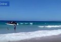 На испанский пляж с отдыхающими приплыла лодка с мигрантами. Видео