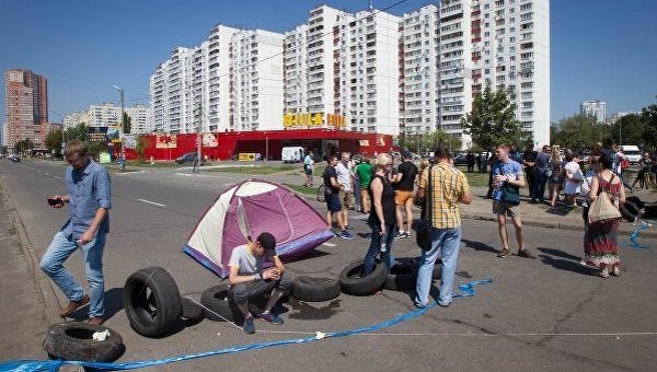 Жители Позняков перекрыли улицу Ревуцкого в Киеве, протестуя против строительства АЗС