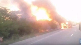 По дороге в Запорожье загорелся грузовик. Видео