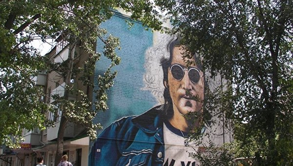 Мурал с Джоном Ленноном нарисовали на центральной площади Изюма
